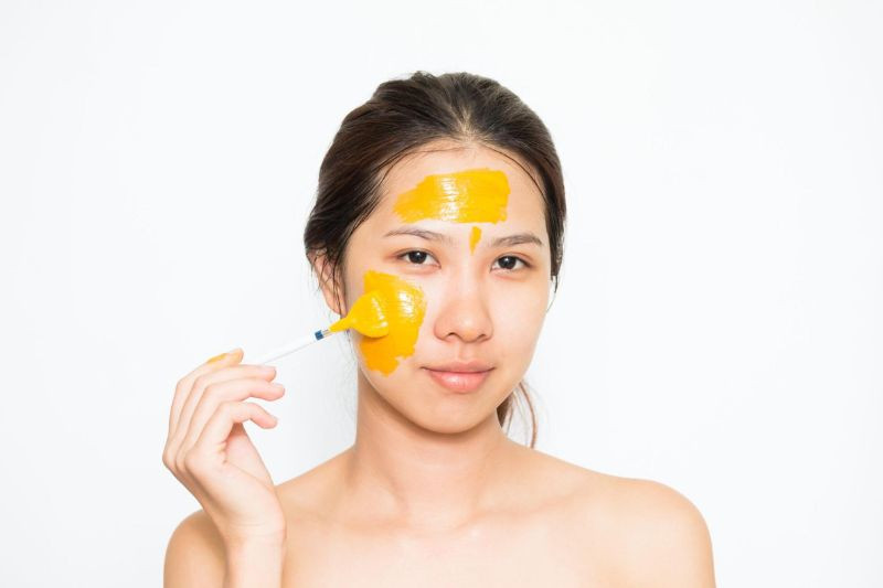 Người phụ nữ vui vẻ với làn da sáng khỏe, chứng tỏ bột nghệ có tác dụng rất tốt cho da bị nám
