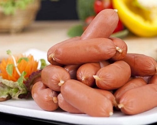 Người tiêu dùng kiểm tra bao bì sản phẩm xúc xích, nhấn mạnh tầm quan trọng của việc chọn xúc xích sạch và chất lượng để không lo lắng ăn xúc xích luộc có béo không