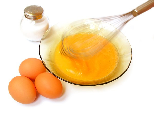 Nguyên liệu tự nhiên như trứng gà, mật ong và sữa chua giúp phục hồi tóc khô xơ