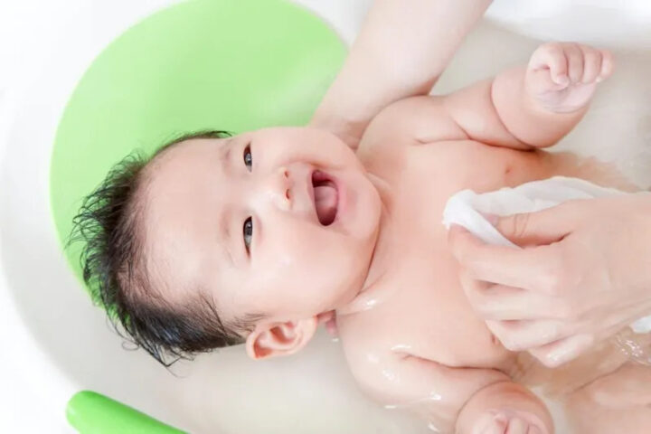 Nhiệt kế đo nhiệt độ nước tắm, đảm bảo nhiệt độ chuẩn khi tắm cho bé sơ sinh