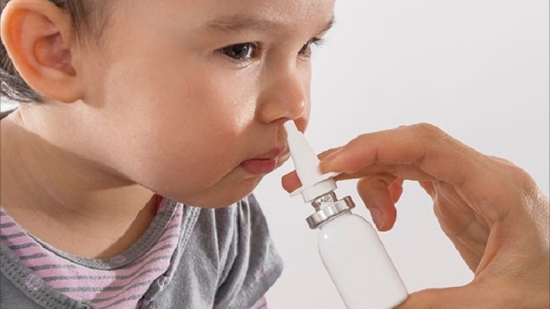 Nhỏ hoặc xịt mũi bằng nước muối sinh lý giúp sát khuẩn đường hô hấp cho trẻ