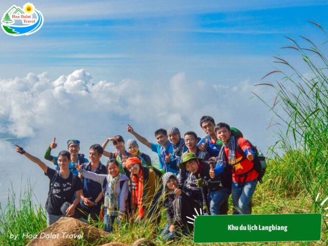 Nhóm du khách trekking Langbiang, khu vui chơi trẻ em ở Đà Lạt với hoạt động ngoài trời