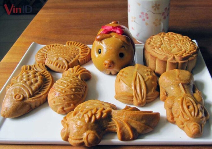 Những chiếc bánh Trung Thu đa dạng hình thù con vật ngộ nghĩnh, tô điểm thêm cho cách trang trí mâm cỗ Trung Thu thêm sinh động và thu hút trẻ nhỏ.