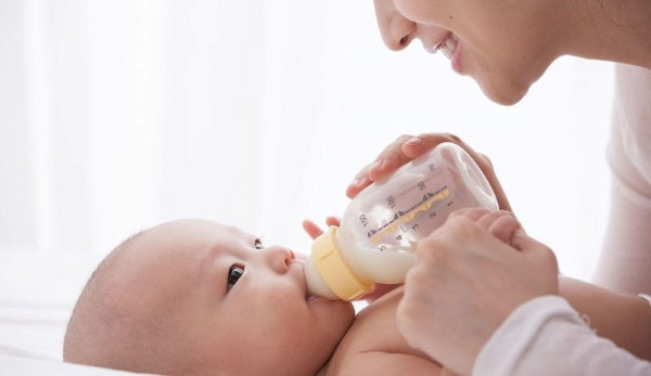 Những lưu ý quan trọng khi mẹ muốn đổi sữa cho con, cần biết cách nhận biết trẻ hợp sữa