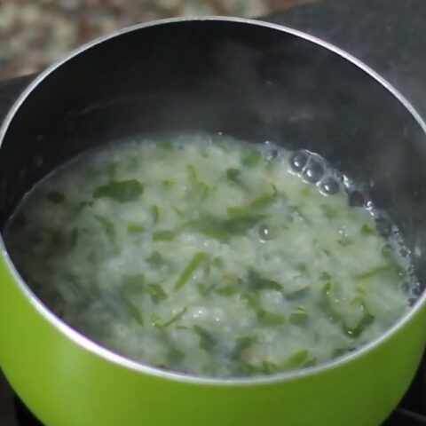 Nồi cháo cá bớp rong biển cho bé đang sôi