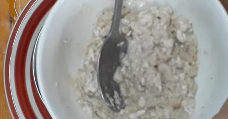 Nồi cháo óc heo cà rốt đang sôi, đảm bảo dinh dưỡng cho bé