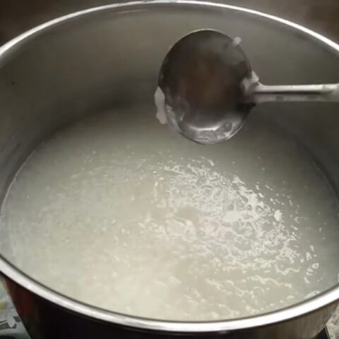 Nồi cháo trắng đang nấu nhừ