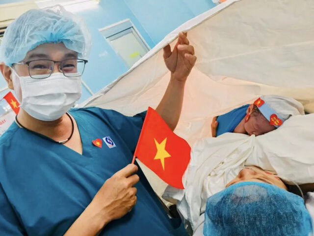 Nụ cười của em bé sơ sinh mang lại niềm vui rạng rỡ.
