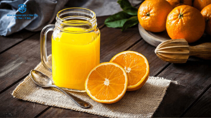 Nước cam tươi cung cấp dồi dào vitamin C và dưỡng chất thiết yếu, giúp tăng cường sức khỏe khi uống nước cam mỗi ngày có tốt không.