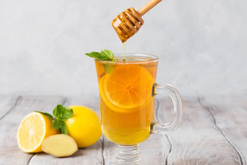 Nước chanh mật ong ấm, một trong những nước uống giảm cân cho mẹ cho con bú tự nhiên và hiệu quả