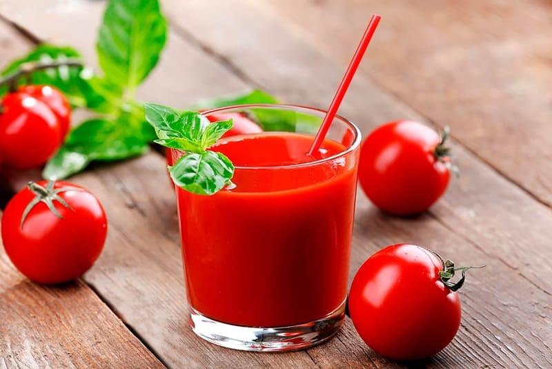 Nước ép cà chua giúp làm đẹp da và là nước uống giảm cân cho mẹ cho con bú hiệu quả, an toàn
