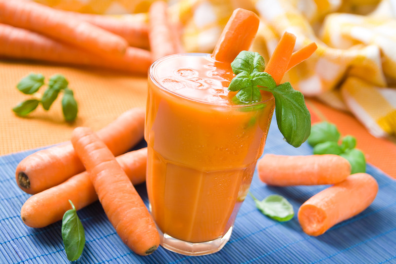 Nước ép cà rốt giàu vitamin A và canxi, là lựa chọn tốt cho bà bầu 3 tháng đầu giúp phát triển xương thai nhi