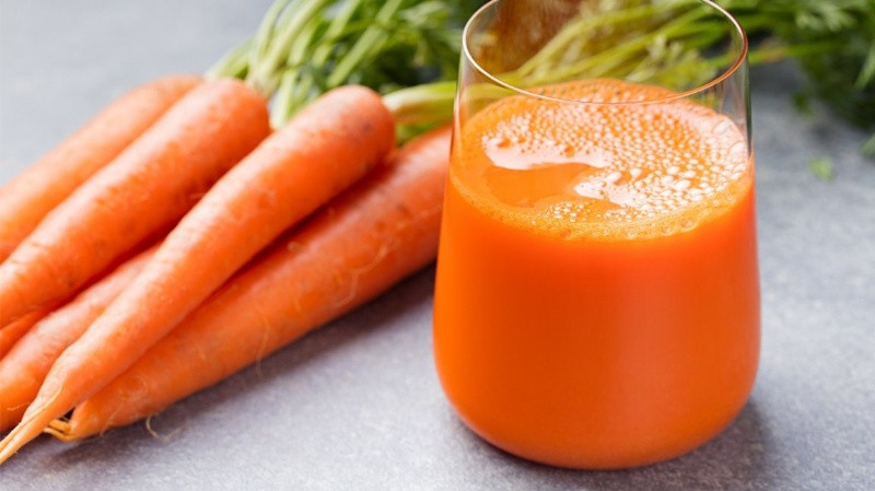 Nước ép cà rốt rất giàu dưỡng chất như beta-carotene và vitamin A, rất tốt cho mẹ và thai nhi