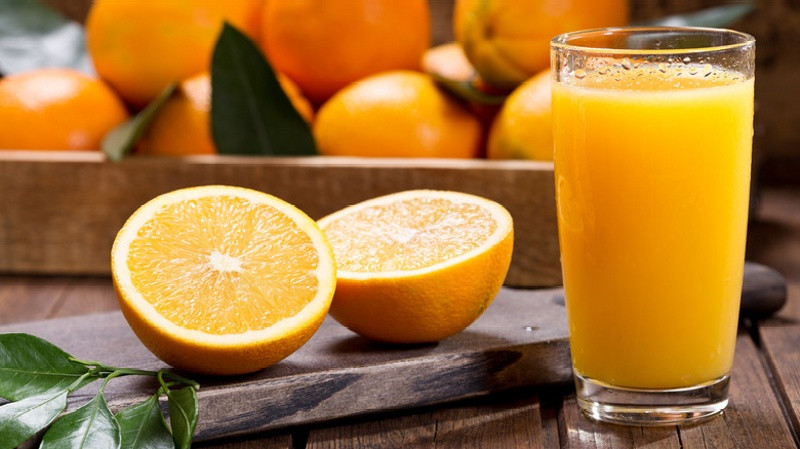 Nước ép cam cung cấp vitamin C và folate dồi dào, giúp tăng cường sức đề kháng và phòng ngừa dị tật ống thần kinh cho thai nhi