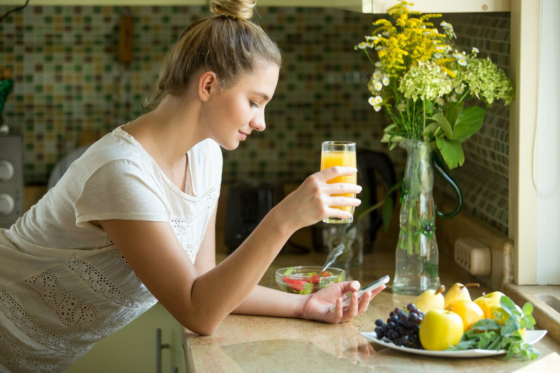 Nước ép trái cây tươi cung cấp vitamin và khoáng chất thiết yếu, là lựa chọn tốt cho bà bầu 3 tháng đầu