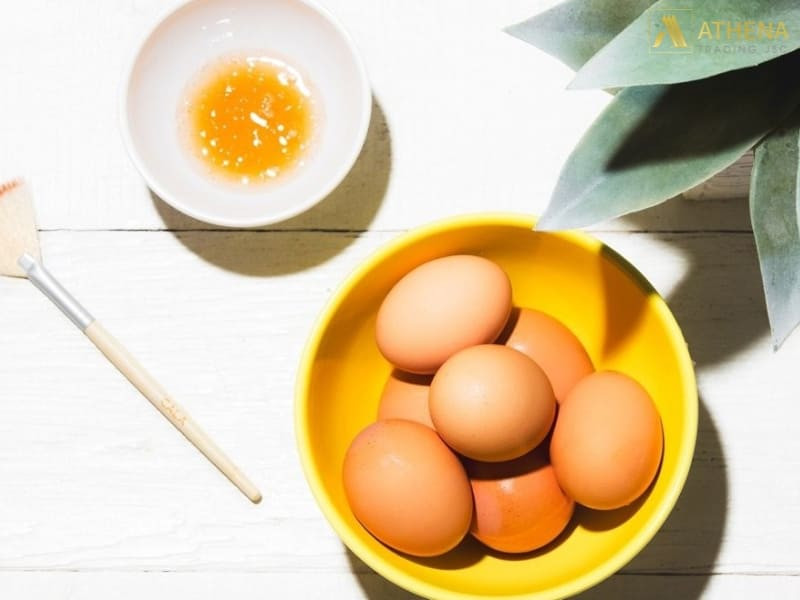 Pha trộn nguyên liệu làm mặt nạ mật ong lòng trắng trứng gà tại nhà