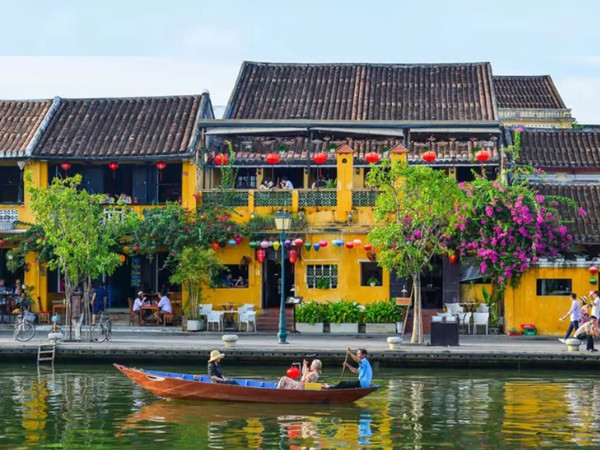 Phố cổ Hội An lung linh đèn lồng về đêm, hình ảnh tượng trưng cho vẻ đẹp cổ kính khi nên đưa bố mẹ đi du lịch ở đâu để khám phá văn hóa