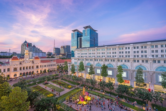 Phố đi bộ Nguyễn Huệ rực rỡ sắc hoa ngày Tết, điểm đến không thể bỏ qua khi mùng 1 Tết đi đâu chơi tại Sài Gòn