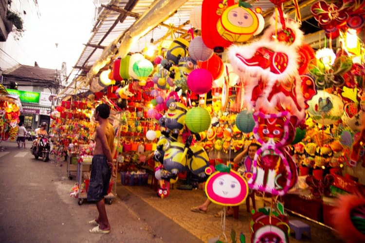 Phố Hàng Mã rực rỡ lồng đèn vào dịp Trung thu