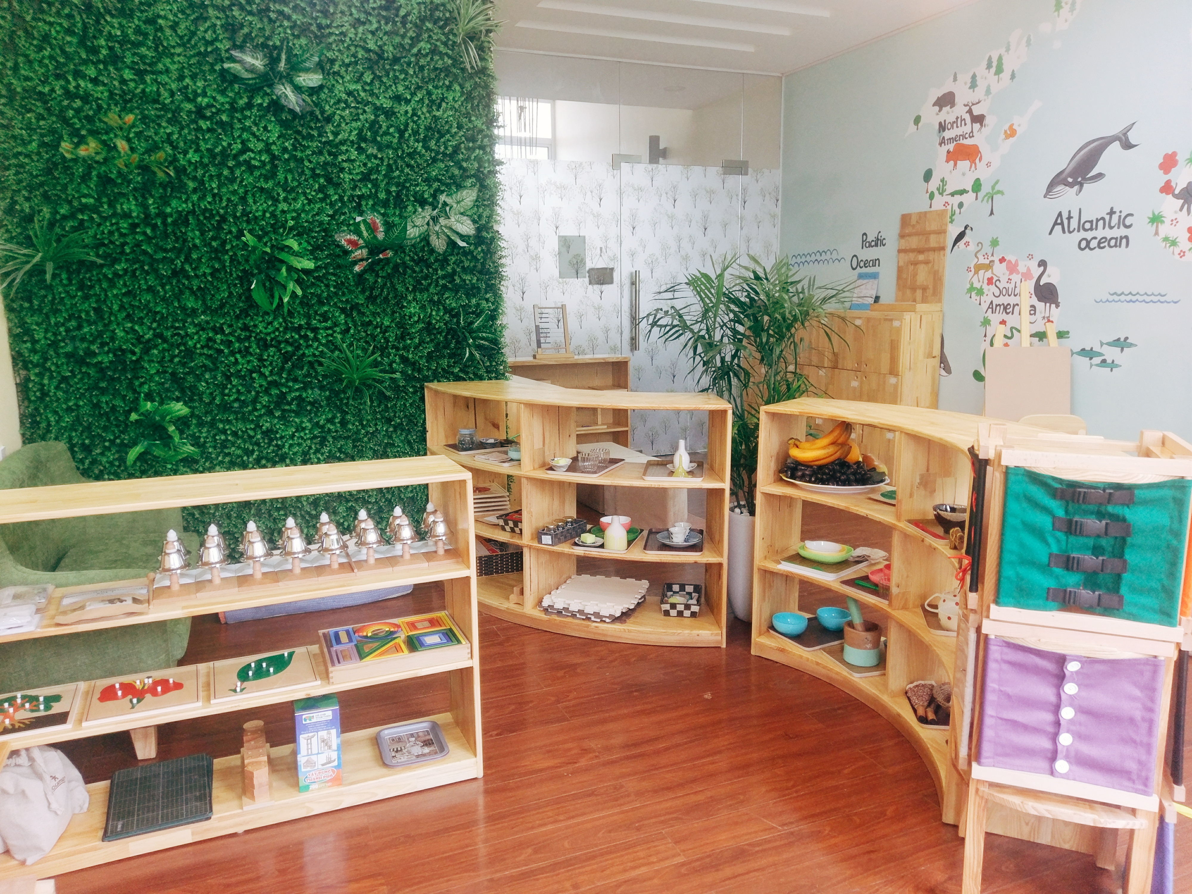 Phòng học hiện đại với giáo cụ Montessori chuẩn quốc tế cho trẻ mầm non