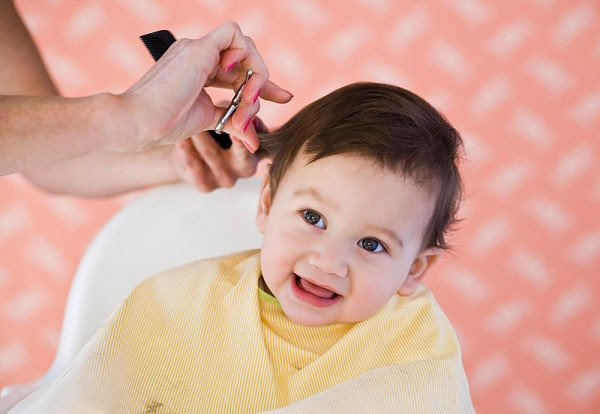 Bé trai ngồi ngoan ngoãn khi cắt tóc bằng tông đơ, hướng dẫn cách cắt tóc cho bé trai tại nhà chuyên nghiệp