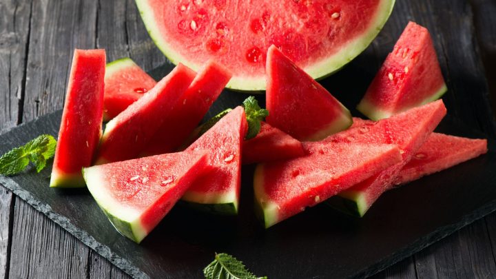 Phụ nữ ăn dưa hấu trong kỳ kinh nguyệt giúp bổ sung nước và vitamin C.