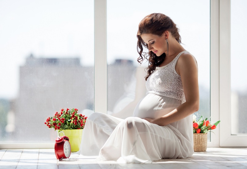 Phụ nữ bầu có được làm tóc không nên tham khảo ý kiến bác sĩ chuyên khoa