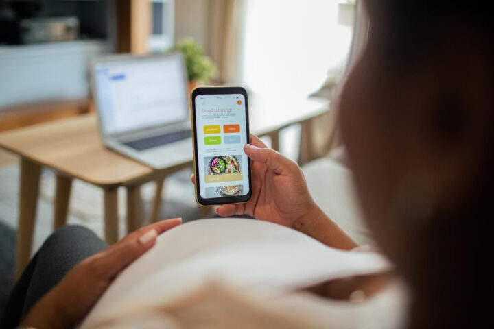 Phụ nữ mang thai sử dụng app theo dõi thai kỳ miễn phí để kiểm tra sức khỏe và sự phát triển của thai nhi