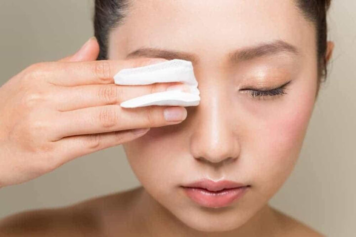 Phụ nữ trẻ tẩy trang sau khi dùng kem chống nắng