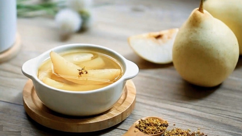 Quả lê tươi xanh, một trong các loại trái cây tốt cho bé, giàu chất xơ và vitamin