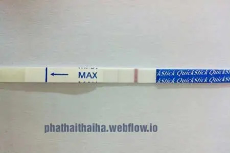 Que thử thai hiển thị một vạch đậm rõ ràng và một vạch mờ nhạt, dấu hiệu có thai sớm
