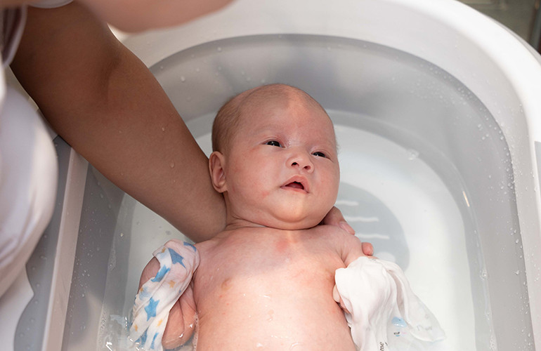 Quy trình làm sạch lại các bộ phận cơ thể bé sơ sinh sau khi đã sử dụng sữa tắm, một bước quan trọng trong cách tắm cho bé sơ sinh tại nhà.