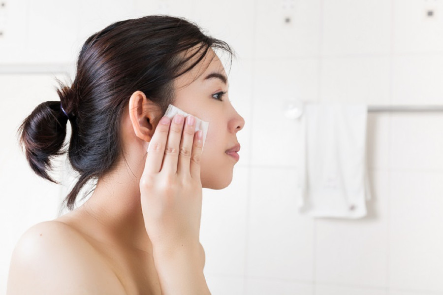 Quy trình nhẹ nhàng làm sạch da mặt bằng nước tẩy trang buổi sáng