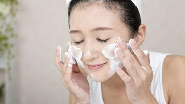 Quy trình rửa mặt sạch sâu trước khi áp dụng kem tẩy tế bào chết