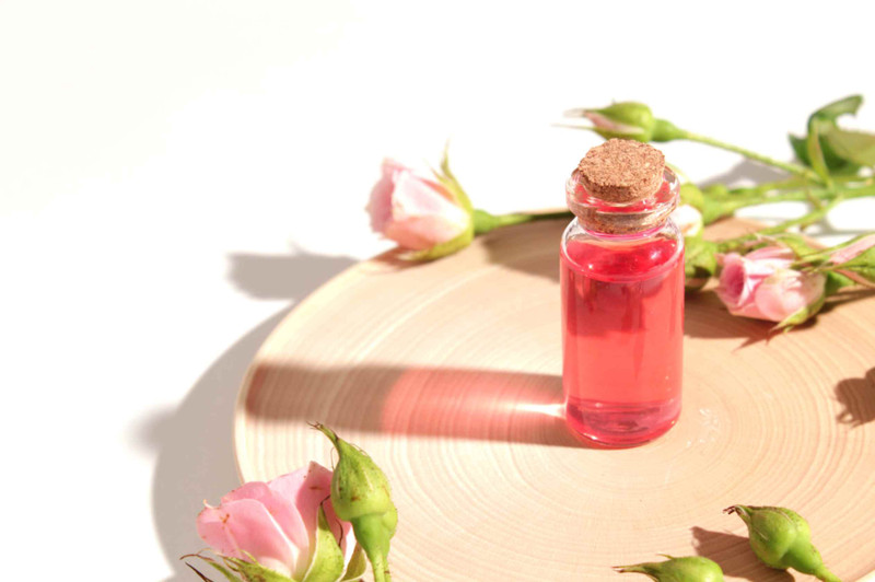 Sử dụng nước hoa hồng có cần rửa lại không: Hướng dẫn từ chuyên gia