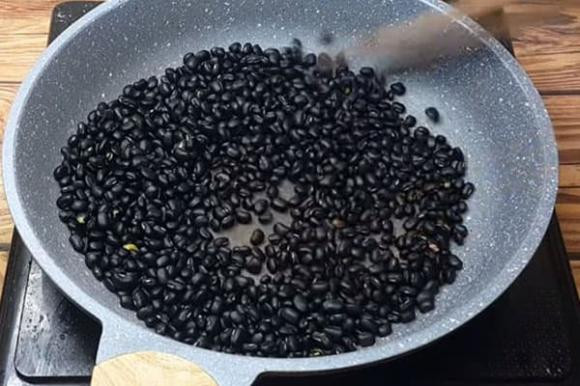 Rang đỗ đen trên lửa nhỏ