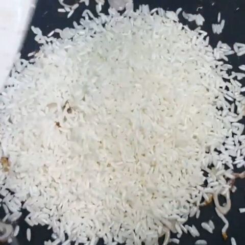 Rang gạo để nấu cháo cá bớp thơm ngon hơn cho bé