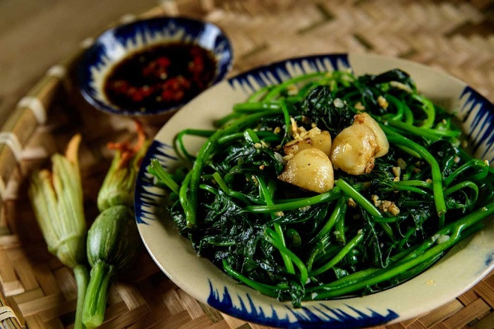 Rau lang xào tỏi, một trong những món xào tốt cho bà bầu phổ biến