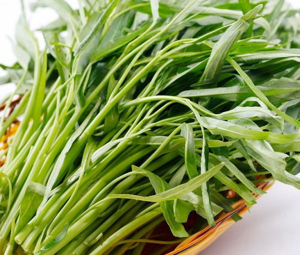 Rau muống là loại rau mẹ sau sinh cần kiêng cữ để tránh sẹo lồi và hỗ trợ phục hồi vết mổ.