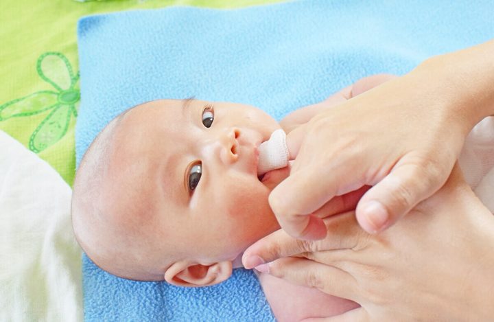 Hướng dẫn rơ lưỡi cho trẻ sơ sinh đúng cách an toàn, hiệu quả
