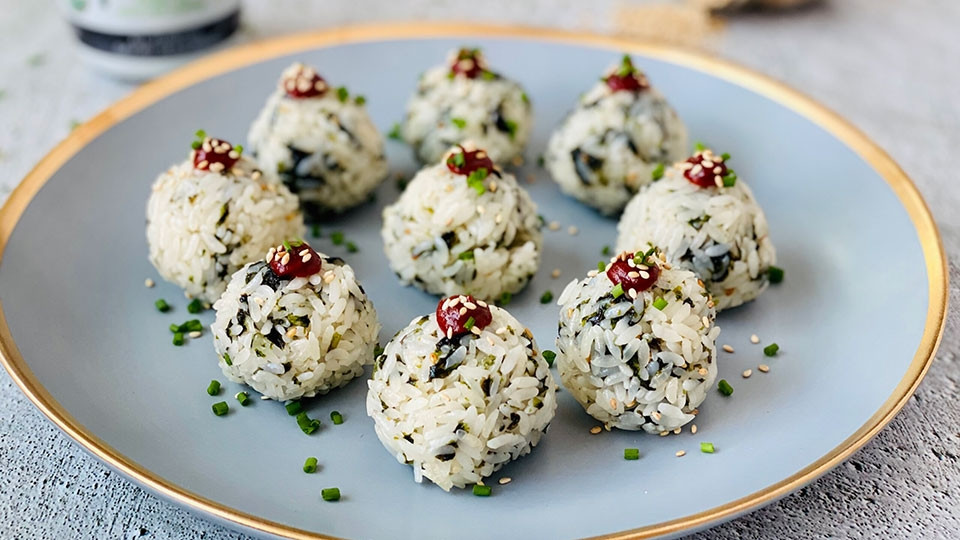 Rong biển sấy khô ăn liền và cơm, chuẩn bị cho món ăn