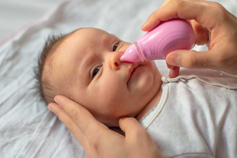 Rửa mũi cho trẻ sơ sinh bằng bóng hút mũi là phương pháp dễ thực hiện