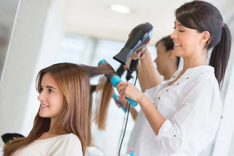 Rủi ro kích ứng da khi mẹ bầu duỗi tóc bằng hóa chất