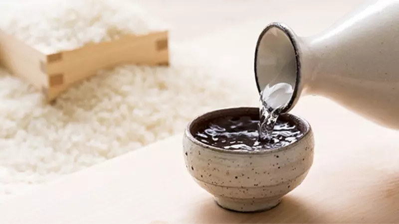 Rượu là một phương pháp gỡ kẹo cao su dính tóc hiệu quả