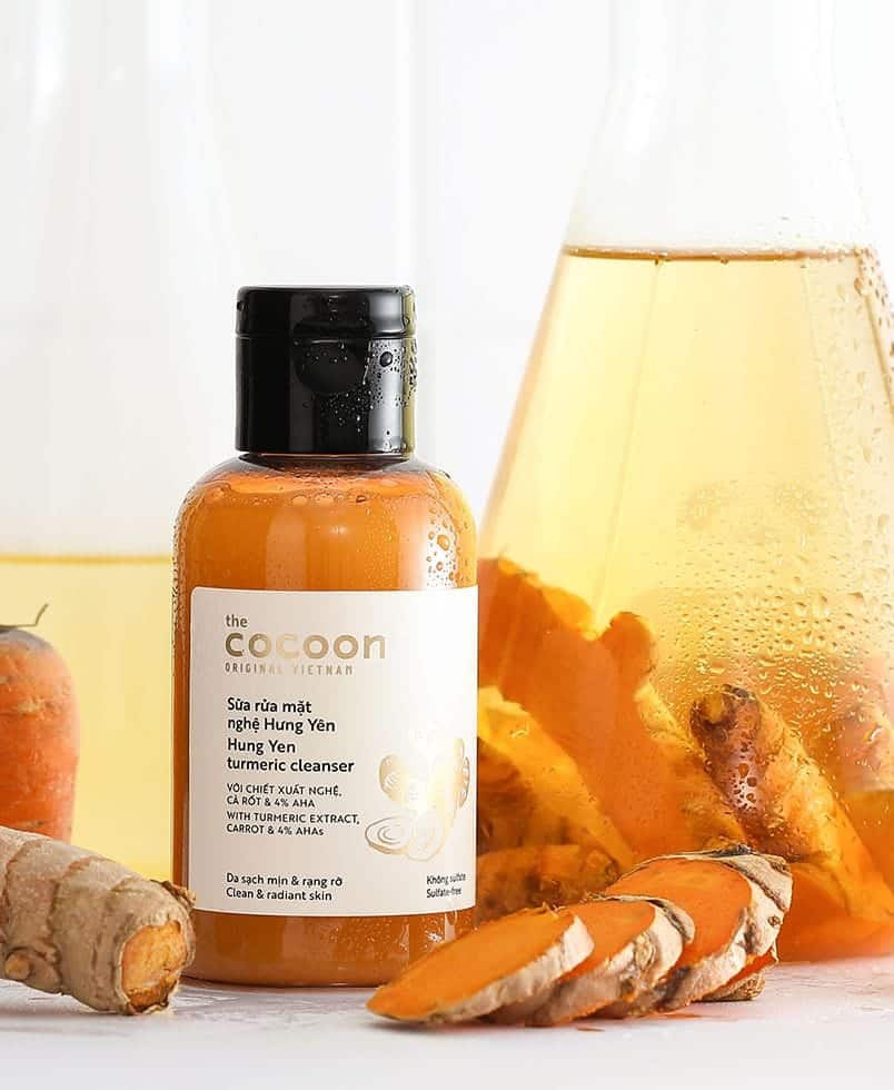 Sản phẩm sữa rửa mặt từ thiên nhiên đang được thoa lên da để làm sạch dịu nhẹ
