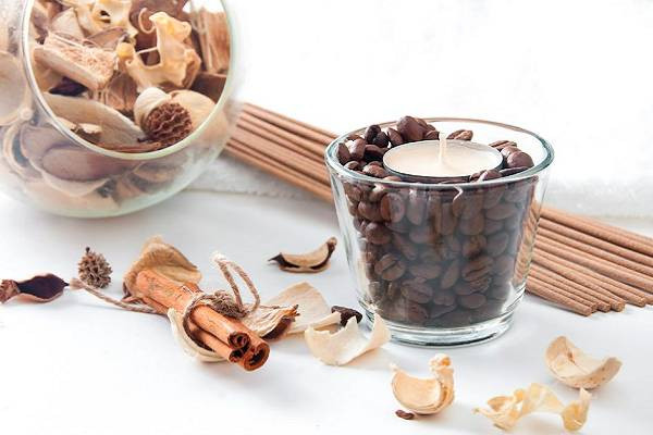 Sáng tạo cách làm thơm phòng ngủ tự nhiên bằng nến và cốc cà phê