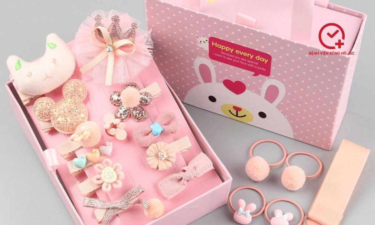 Set kẹp tóc, băng đô màu hồng dễ thương làm quà thôi nôi cho bé gái