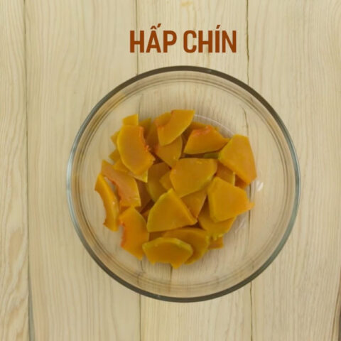 Sơ chế bí đỏ đã gọt vỏ để nấu cháo cá hồi bí đỏ