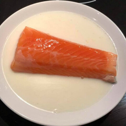 Sơ chế cá hồi để nấu cháo cá hồi bí đỏ