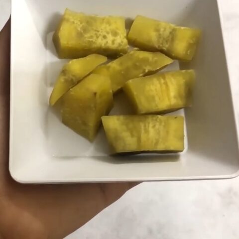 Hấp chín khoai lang làm cháo